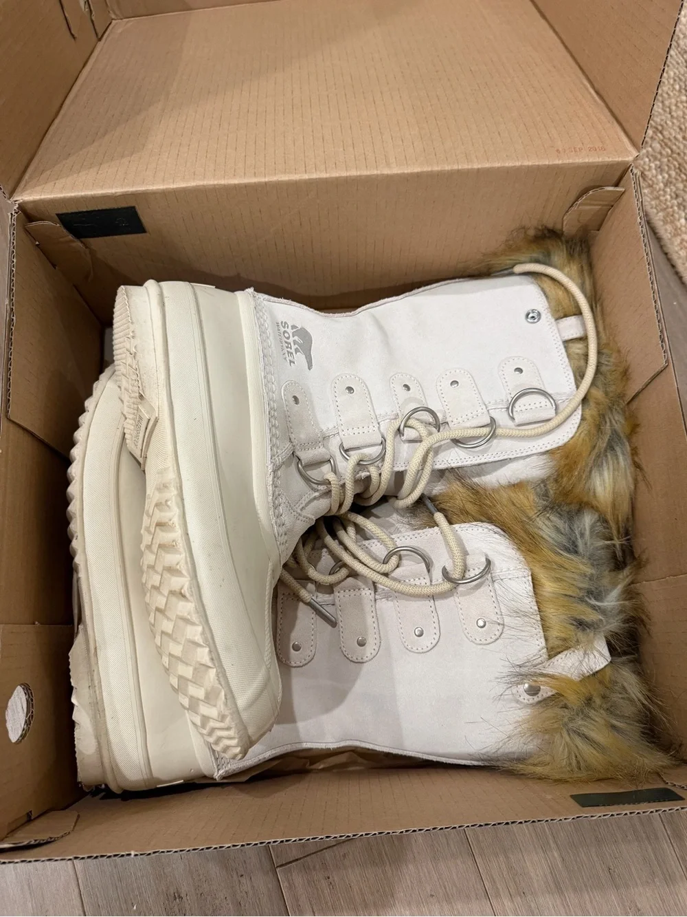 Sorel Joan of Artic Women's White Fur-Trimmed Winter Boot (size 9)